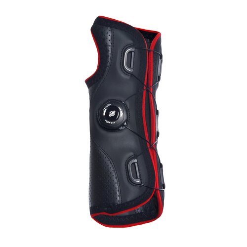 Czarny stabilizator z czerwonymi akcentami, posiadający perforowaną powierzchnię oraz mechanizm regulacji w postaci pokrętła z białymi oznaczeniami. Produkt ma również widoczne metalowe elementy i sznurowanie.