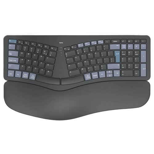 Czarna klawiatura ergonomiczna z wyprofilowanym układem klawiszy, posiadająca podkładkę pod nadgarstki. Na klawiaturze widoczne są klawisze funkcyjne, numeryczne oraz logo "hama".
