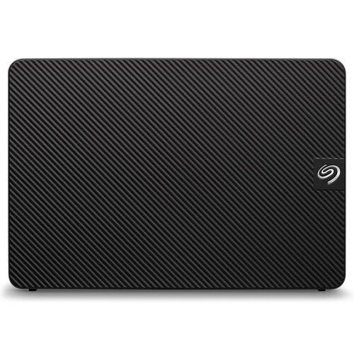 Czarne urządzenie z teksturą w skośne paski, z widocznym logo w kształcie stylizowanej litery "S" na małym kwadratowym elemencie. Produkt to "Dysk SEAGATE Expansion 26TB HDD".