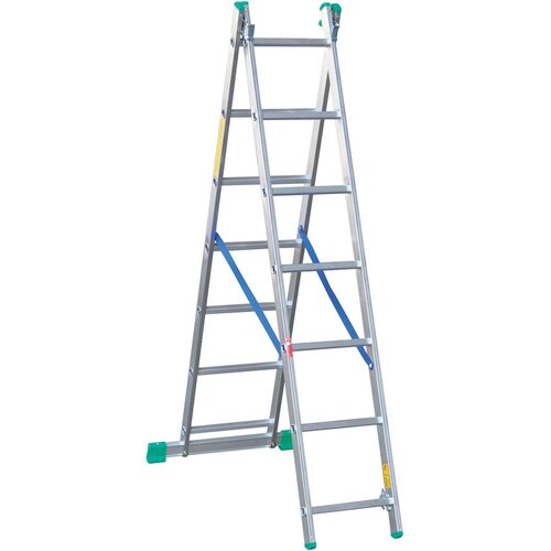 Na zdjęciu znajduje się aluminiowa drabina z siedmioma stopniami, wyposażona w zielone i niebieskie elementy zabezpieczające. Drabina ma stabilizatory na dole oraz widoczne są naklejki z informacjami na bocznych elementach.