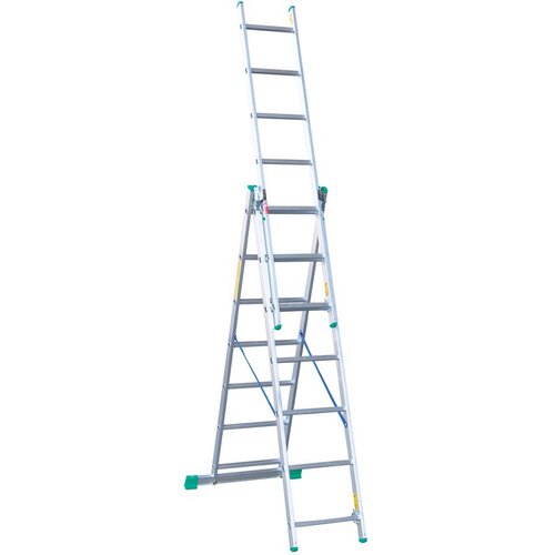 Na zdjęciu znajduje się aluminiowa drabina wielofunkcyjna z kilkoma stopniami, wyposażona w zielone i niebieskie elementy zabezpieczające. Drabina jest rozłożona w pozycji umożliwiającej użytkowanie.