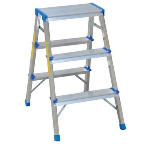 Aluminiowa drabina z trzema stopniami, zakończona niebieskimi nakładkami na rogach, posiada żółte oznaczenia na bokach. Produkt to "Drabina DRABEX 7002 (0.68 m)".