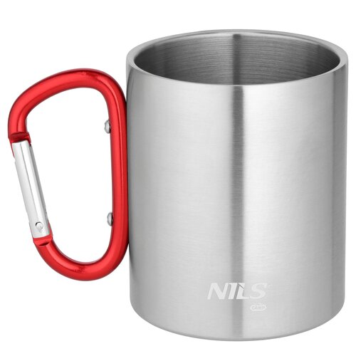 Srebrny kubek turystyczny z czerwonym uchwytem w kształcie karabińczyka, na którym widnieje logo "NILS CAMP". Kubek ma gładką, metaliczną powierzchnię.