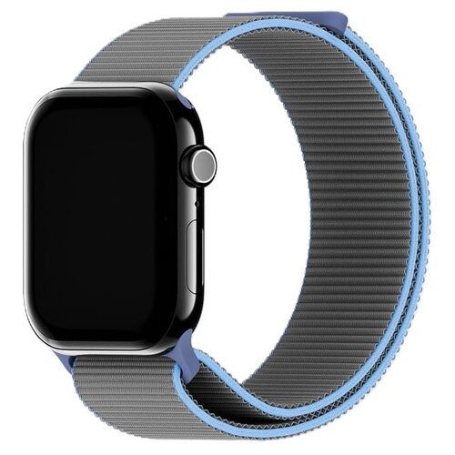 Granatowy pasek nylonowy do zegarka Apple Watch, widoczny w zbliżeniu, z metalowym zapięciem i wykończeniem w jasnym odcieniu. Produkt jest przeznaczony do modeli Apple Watch 4/5/6/7/8/9/10/SE o rozmiarach 40/41/42 mm.