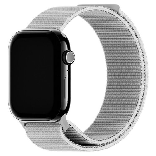 Szary pasek nylonowy do zegarka, kompatybilny z różnymi modelami Apple Watch, jest przedstawiony w zbliżeniu. Pasek ma teksturowaną powierzchnię i jest przymocowany do zegarka z ciemnym ekranem.