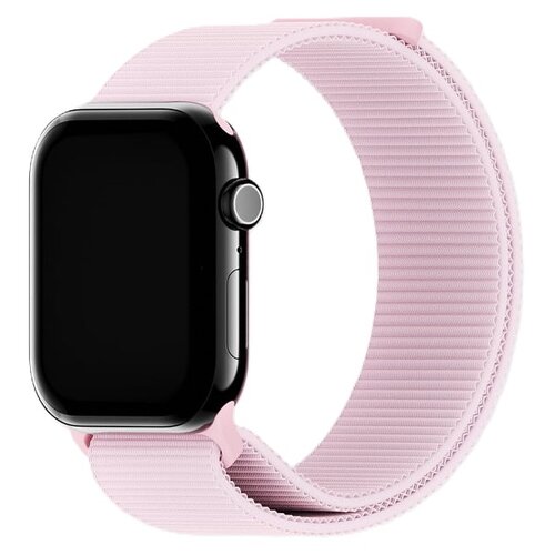 Różowy pasek nylonowy do zegarka Apple Watch, widoczny w całości, zapięty na czarnym zegarku z okrągłym przyciskiem z boku. Pasek ma teksturowaną powierzchnię i jest przeznaczony do modeli Apple Watch 4/5/6/7/8/9/10/SE w rozmiarach 40/41/42 mm.