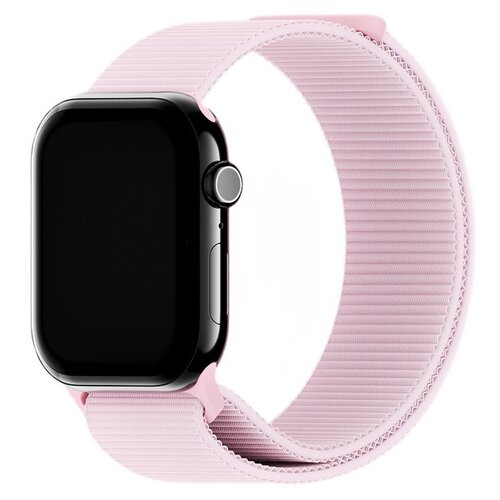 Różowy pasek nylonowy do zegarka, kompatybilny z różnymi modelami Apple Watch, jest przedstawiony na białym tle. Pasek ma teksturowaną powierzchnię i jest przymocowany do czarnej koperty zegarka.