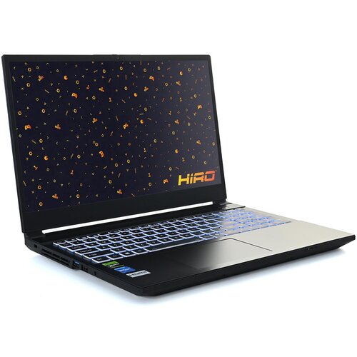 Laptop z otwartym ekranem, na którym widoczny jest wzór z pomarańczowymi ikonami na ciemnym tle oraz logo "HIRO". Klawiatura jest podświetlona na niebiesko, a na obudowie znajdują się naklejki z logo producentów komponentów.