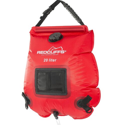 Czerwony prysznic turystyczny z czarnymi elementami, na którym widnieje biały napis "REDCLIFFS OUTDOOR GEAR" oraz "20 liter". Produkt posiada czarny uchwyt, korek oraz małą siateczkową kieszonkę.