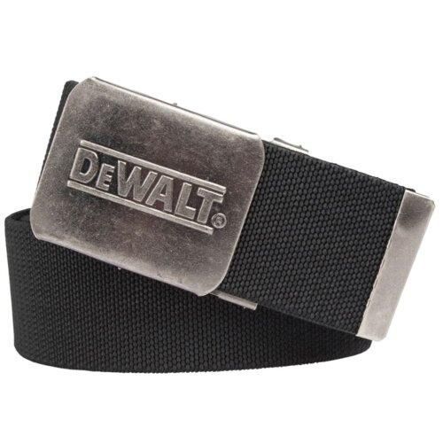 Czarny pasek do spodni z metalową klamrą, na której widnieje logo "DEWALT". Pasek ma teksturowaną powierzchnię, a klamra ma matowe wykończenie.