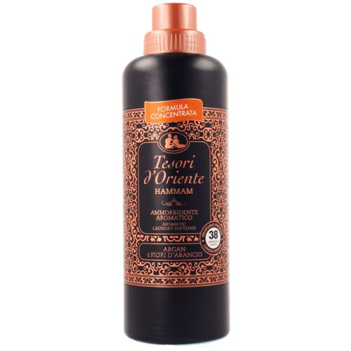Czarna butelka z pomarańczowym korkiem i ozdobnymi wzorami, na której widnieje napis: "Tesori d'Oriente Hammam, Ammorbidente Aromatico, Argan e Fiori d'Arancio". Na etykiecie znajduje się również informacja "Formula Concentrata" oraz "38 Lavaggi".