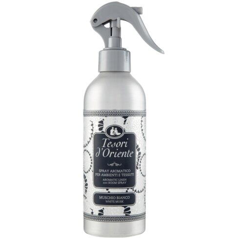 Srebrna butelka z szarym atomizerem, na której znajduje się etykieta z napisem: "Tesori d'Oriente, Spray Aromatico per Ambienti e Tessuti, Aromatic Linen and Room Spray, Muschio Bianco, White Musk". Etykieta ozdobiona jest czarno-białymi wzorami.