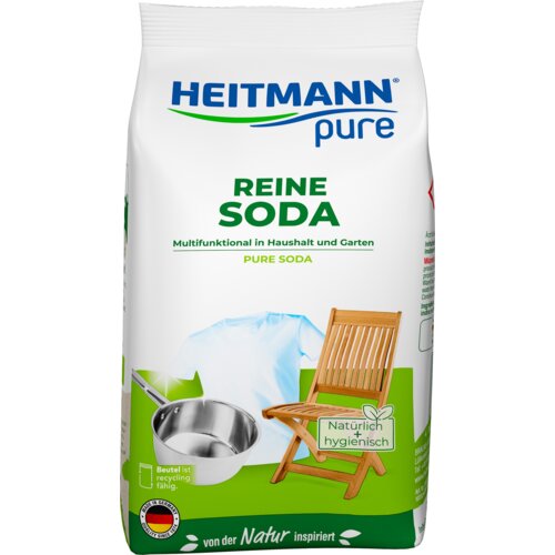 Opakowanie produktu "HEITMANN pure" z napisem "REINE SODA" oraz "Multifunktional in Haushalt und Garten" i "PURE SODA". Na opakowaniu widoczne są również grafiki przedstawiające metalowy garnek, niebieską koszulę i drewniane krzesło z etykietą "Natürlich 
