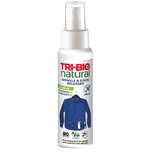 Biała butelka z atomizerem zawiera napis "TRI-BIO natural WRINKLE & STATIC RELEASER" oraz grafikę niebieskiej koszuli. Na etykiecie znajdują się również oznaczenia: "sensitive", "no perfumes", "no colorants", "BIO", "VEGAN", "Recommended for people with a