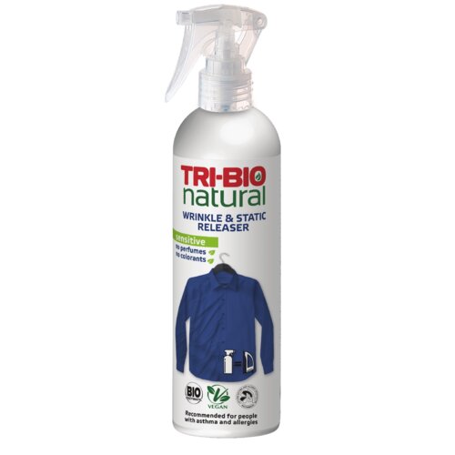 Biała butelka z przezroczystym spryskiwaczem, na której widnieje napis "TRI-BIO natural WRINKLE & STATIC RELEASER" oraz grafika niebieskiej koszuli. Dodatkowe informacje to "sensitive", "no perfumes no colorants", a także ikony "BIO", "VEGAN" i "Recommend