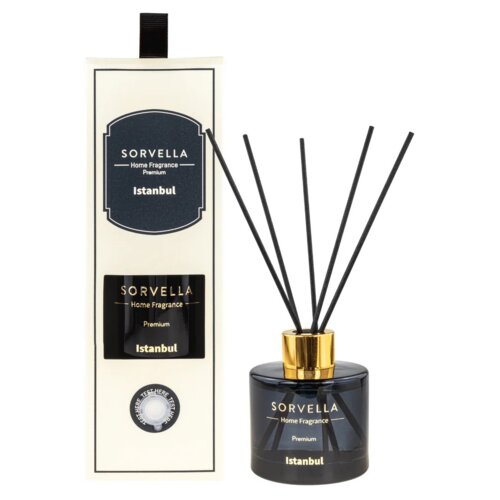 Pudełko i flakon z patyczkami zapachowymi marki Sorvella, z napisem "SORVELLA Home Fragrance Premium Istanbul". Flakon jest ciemny z złotym korkiem, a z niego wystają czarne patyczki.