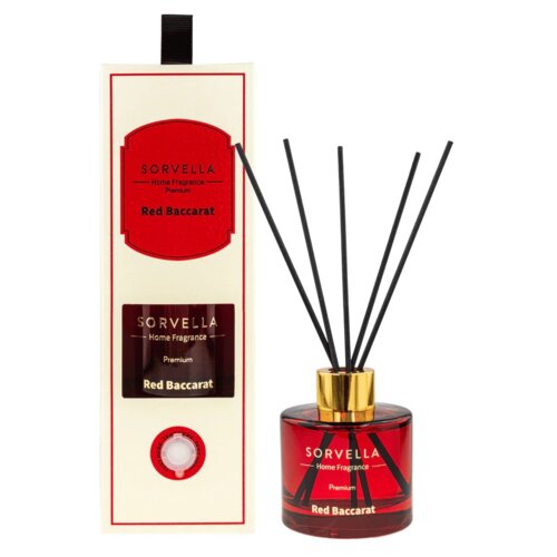 Czerwony flakon z patyczkami zapachowymi oraz pudełko z napisem "SORVELLA Home Fragrance Premium Red Baccarat". Flakon ma złotą nakrętkę, a na jego powierzchni widnieje napis "SORVELLA Home Fragrance Premium Red Baccarat".