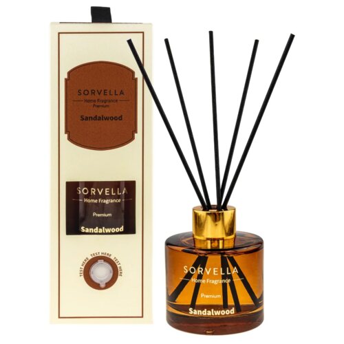 Na zdjęciu widoczne są patyczki zapachowe w brązowym flakonie z etykietą "SORVELLA Home Fragrance Premium Sandalwood" oraz opakowanie z tym samym napisem. Na opakowaniu znajduje się również okrągłe miejsce z napisem "TEST HERE".