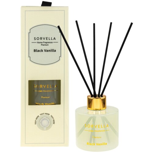 Na zdjęciu znajduje się opakowanie i flakon patyczków zapachowych "SORVELLA Home Fragrance Premium Black Vanilla". Na opakowaniu widnieje napis "TEST HERE TEST HERE TEST HERE", a na flakonie napis "SORVELLA Home Fragrance Premium Black Vanilla".