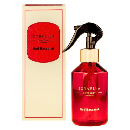 Na zdjęciu widoczny jest czerwony flakon z atomizerem oraz pudełko produktu "SORVELLA Home Spray Premium Red Baccarat". Na obu elementach znajduje się napis "SORVELLA Home Spray Premium Red Baccarat".