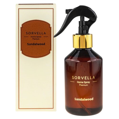 Brązowa butelka z rozpylaczem i złotym akcentem, obok której znajduje się pudełko. Na obu widnieje napis: "SORVELLA Home Spray Premium Sandalwood".