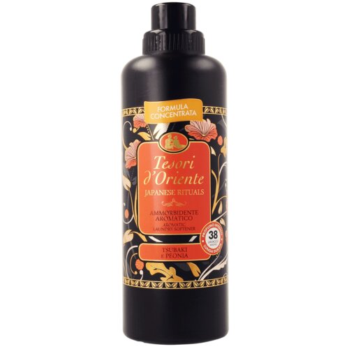 Czarna butelka z etykietą w kolorach pomarańczowym i złotym, ozdobiona motywami kwiatowymi, zawiera tekst: "Formula Concentrata", "Tesori d'Oriente", "Japanese Rituals", "Ammorbidente Aromatico", "Aromatic Laundry Softener", "Tsubaki e Peonia", oraz okrąg