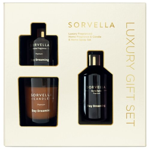 Zestaw zapachowy SORVELLA PERFUME Luxury Day Dreaming składa się z trzech elementów: świecy, odświeżacza powietrza i sprayu do domu, umieszczonych w eleganckim opakowaniu z napisem "SORVELLA Luxury Gift Set". Na każdym z produktów widnieje napis "SORVELLA