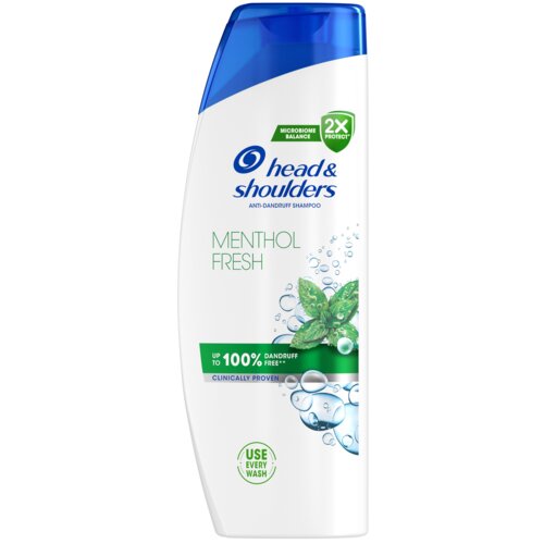 Biała butelka szamponu z niebieską nakrętką, na której widnieje logo "head & shoulders" oraz napis "ANTI-DANDRUFF SHAMPOO". Na etykiecie znajdują się napisy "MENTHOL FRESH", "UP TO 100% DANDRUFF FREE*", "CLINICALLY PROVEN" oraz grafika liści mięty i bąbel