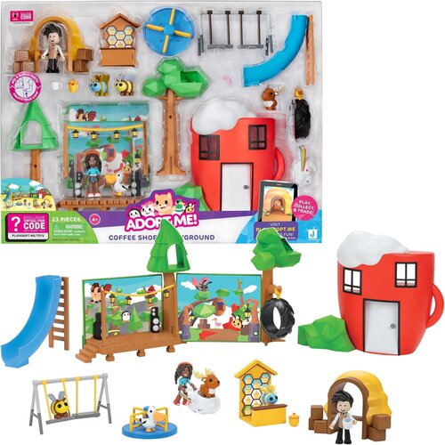 Zestaw figurek JAZWARES Adopt Me Kawiarnia i plac zabaw AME0019 zawiera różnorodne elementy, takie jak zjeżdżalnia, huśtawka, drzewka, figurki postaci oraz budynek w kształcie kubka z oknami i drzwiami. Na opakowaniu widnieje napis "ADOPT ME! COFFEE SHOP 