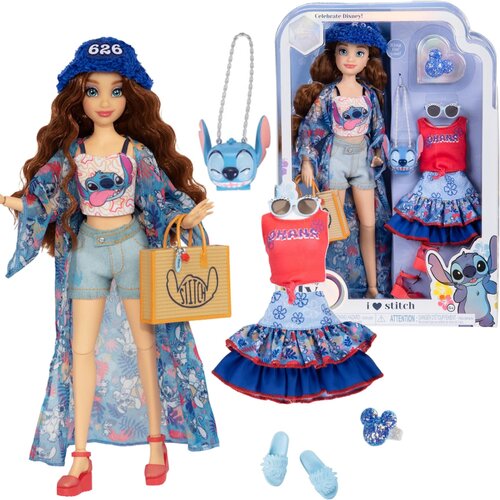 Lalka ubrana w kolorowy strój z motywem postaci z bajki, w zestawie z dodatkowymi ubraniami i akcesoriami, w tym torebką z napisem "Stitch" oraz niebieską czapką z numerem "626". Opakowanie zawiera napis "i ♥ stitch" oraz grafikę przedstawiającą postać z 