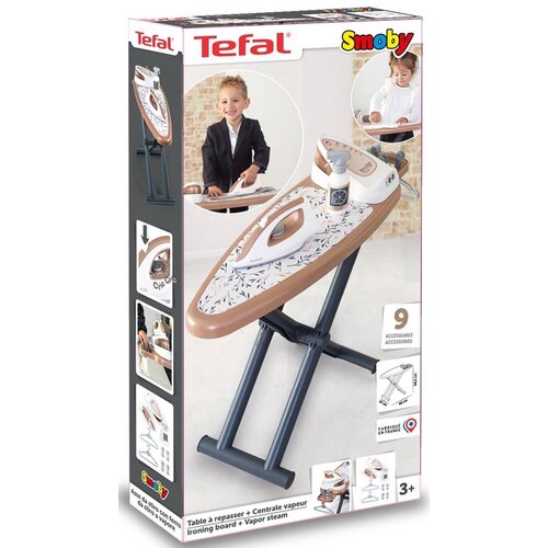 Opakowanie zabawki przedstawia deskę do prasowania z akcesoriami, z logo "Tefal" i "Smoby" na górze. Na opakowaniu widoczne są zdjęcia dzieci bawiących się zabawką oraz napis "9 accessoires" i oznaczenie wieku "3+".