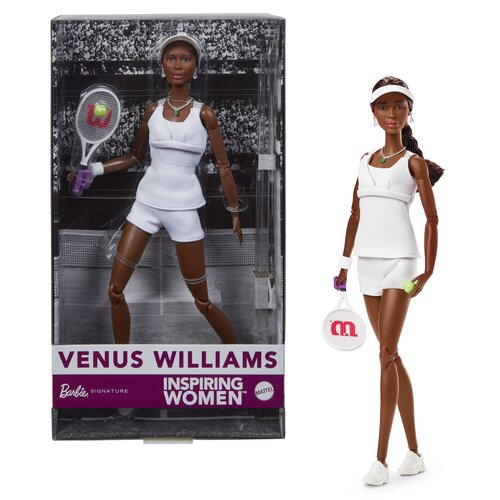 Na zdjęciu znajduje się lalka w białym stroju sportowym z rakietą tenisową, umieszczona w pudełku z napisem "VENUS WILLIAMS" oraz "Barbie Signature Inspiring Women Mattel". Obok pudełka widoczna jest ta sama lalka poza opakowaniem, trzymająca rakietę z lo