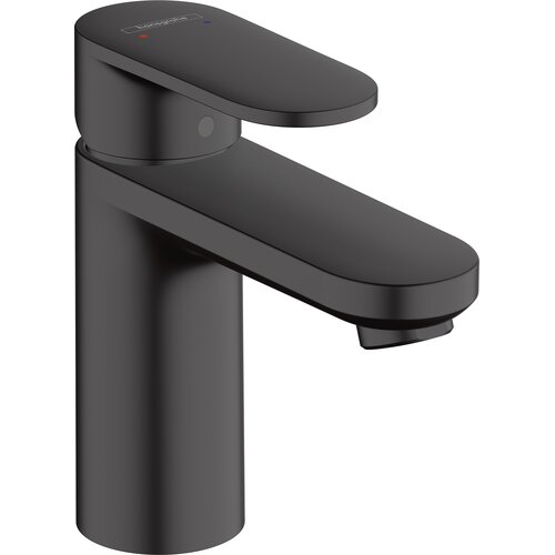 Czarna matowa bateria umywalkowa o nowoczesnym designie z jedną dźwignią do regulacji wody. Na górnej części dźwigni widoczne jest logo "hansgrohe" oraz oznaczenia temperatury wody: niebieska kropka dla zimnej i czerwona dla ciepłej.