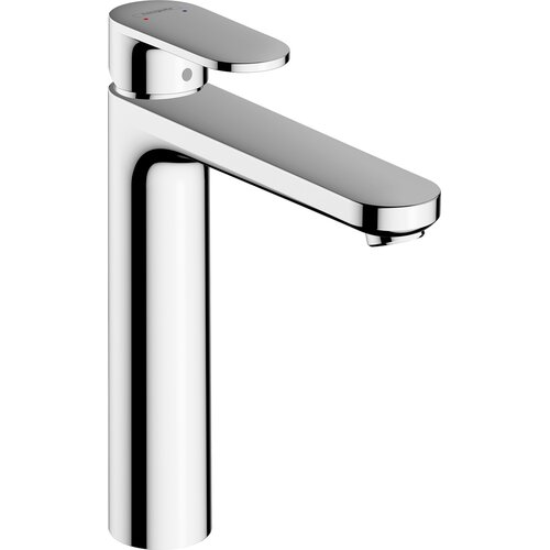 Chromowana bateria umywalkowa o nowoczesnym designie, z prostokątną wylewką i jednouchwytowym mieszaczem. Na górnej części uchwytu widoczne jest logo "Hansgrohe".