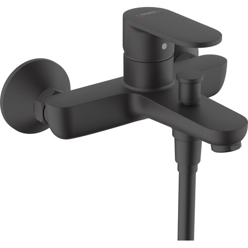 Czarna matowa bateria wannowa natynkowa o nowoczesnym designie, z widocznym logo "Hansgrohe" na górnej części uchwytu. Produkt posiada dźwignię do regulacji wody oraz przełącznik strumienia.