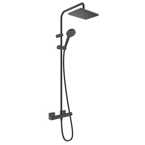 Zestaw prysznicowy natynkowy w kolorze czarnym matowym, składający się z deszczownicy, słuchawki prysznicowej oraz węża. Produkt ma nowoczesny design z prostokątną deszczownicą i uchwytem na słuchawkę.