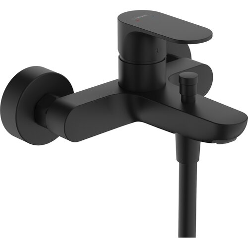 Czarna matowa bateria wannowa natynkowa o nowoczesnym designie, z widocznym logo "hansgrohe" na górnej części uchwytu. Na uchwycie znajdują się oznaczenia temperatury wody: niebieska kropka dla zimnej i czerwona dla ciepłej.