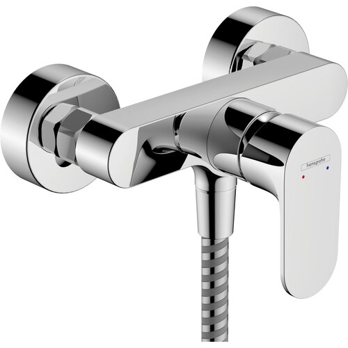 Chromowana bateria prysznicowa o nowoczesnym designie, z widocznym logo "hansgrohe" na uchwycie. Produkt ma gładką powierzchnię i prostą formę, z wężem prysznicowym przymocowanym do dolnej części.