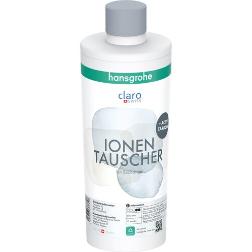 Biała butelka z szarym korkiem, na której widnieje zielony pasek z napisem "hansgrohe" oraz logo "claro swiss". Na etykiecie znajduje się napis "IONEN TAUSCHER Ion Exchanger" oraz informacja "+ ACTIV CARBON", a poniżej są szczegóły dotyczące dystrybutora 