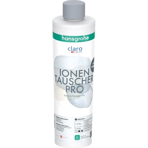 Biała butelka z szarym korkiem, na której widnieje zielony pasek z napisem "hansgrohe" oraz logo "claro swiss". Na etykiecie znajduje się tekst "IONEN TAUSCHER PRO Ion Exchanger Pro" oraz informacje o pojemności, wydajności i kod QR.