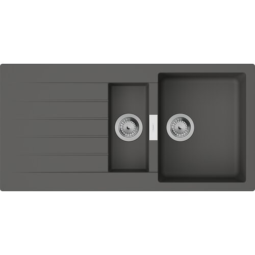 Zlewozmywak półtorakomorowy z ociekaczem w kolorze kamiennej szarości, z dwoma odpływami i wyraźnie widocznym logo "HANSGROHE" pomiędzy komorami. Produkt ma prostokątny kształt z jedną większą i jedną mniejszą komorą oraz powierzchnię ociekacza z rowkami.
