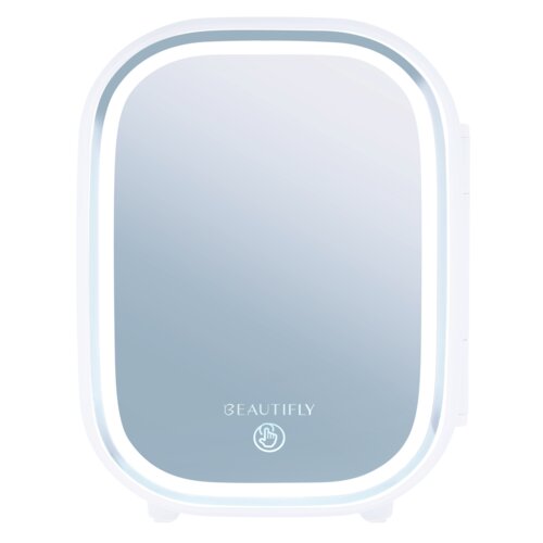 Na zdjęciu widoczna jest kosmetyczna lodówka o zaokrąglonych krawędziach z lustrzanymi drzwiami, na których znajduje się logo "BEAUTIFLY" oraz symbol dotyku. Drzwi lodówki są otoczone delikatnym podświetleniem LED.