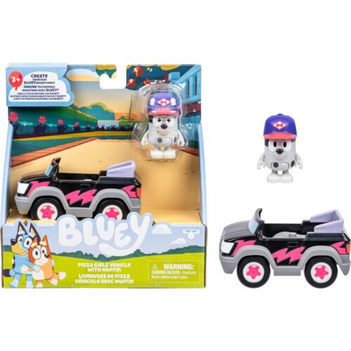 Opakowanie zawiera figurkę postaci w czapce oraz czarne auto z różowymi elementami, na tle kolorowej ilustracji. Na opakowaniu widnieje napis "BLUEY" oraz ostrzeżenie: "WARNING: CHOKING HAZARD - Small parts. Not for children under 3 years."
