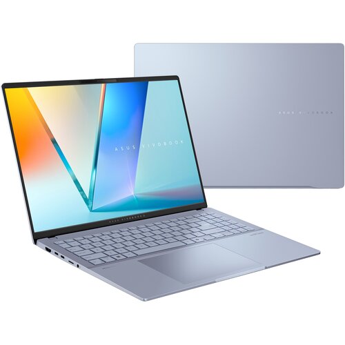 Na zdjęciu widoczny jest otwarty laptop z wyświetlaczem OLED, na którym widać kolorową grafikę oraz napis "ASUS VIVOBOOK". W tle znajduje się zamknięta pokrywa laptopa z napisem "ASUS VIVOBOOK".