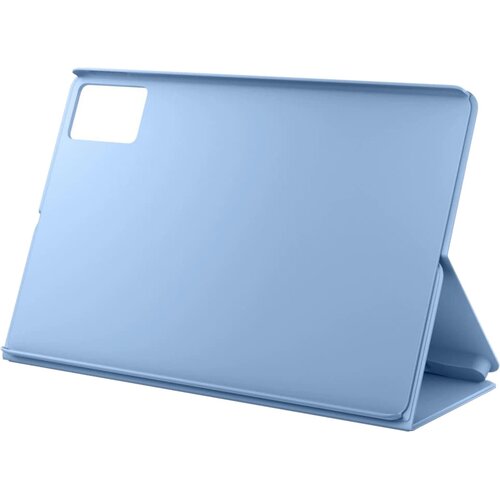 Niebieskie etui na tablet z wycięciem na aparat, ustawione w pozycji stojącej. Produkt ma gładką powierzchnię i minimalistyczny design.