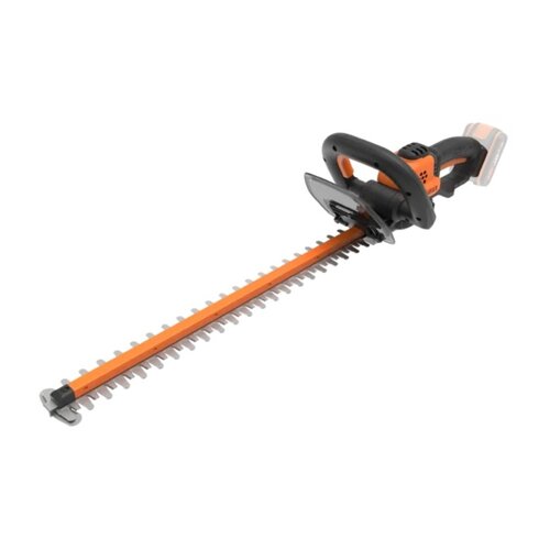 Na zdjęciu widoczne są nożyce akumulatorowe do żywopłotu w kolorze czarno-pomarańczowym z długim ostrzem i ergonomicznym uchwytem. Produkt ma kompaktowy design i jest przeznaczony do przycinania żywopłotów.