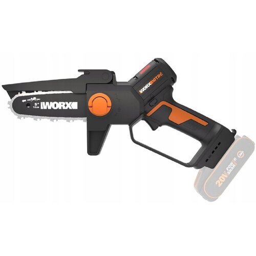 Na zdjęciu znajduje się piła akumulatorowa z widocznym logo "WORX" na prowadnicy oraz napisami "INNOVATION" i "20V POWER SHARE" na obudowie. Piła ma czarno-pomarańczowy kolor z widocznymi elementami konstrukcyjnymi, takimi jak uchwyt i osłona ostrza.