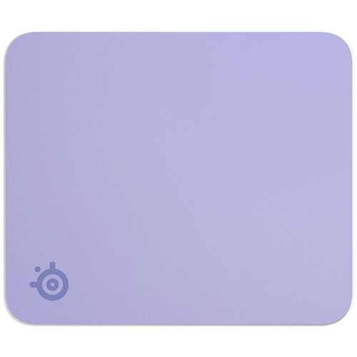 Na zdjęciu widoczna jest lawendowa podkładka z zaokrąglonymi rogami, z logo SteelSeries w jednym z narożników. Podkładka ma jednolitą kolorystykę i gładką powierzchnię.