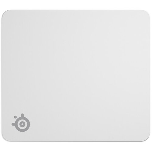 Biała podkładka z zaokrąglonymi rogami, na której w dolnym rogu widoczne jest szare logo SteelSeries. Powierzchnia podkładki jest jednolita i gładka.