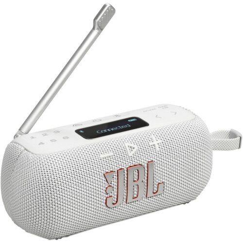 Białe przenośne radio z widocznym logo "JBL" na siatkowanej powierzchni, posiada wysuwaną antenę oraz wyświetlacz z napisem "Connected". Na górnej części urządzenia znajdują się przyciski sterujące i numeryczne.